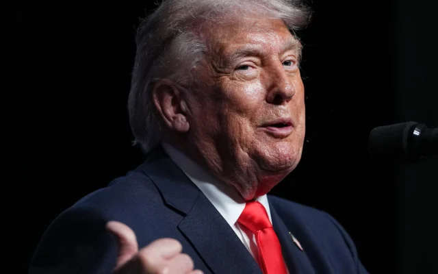 Le président américain Donald Trump s'exprime au Raymond F. Kravis Center for the Performing Arts à West Palm Beach, en Floride, le 1er mai 2026. (Crédit: AP Photo/Matt Rourke)