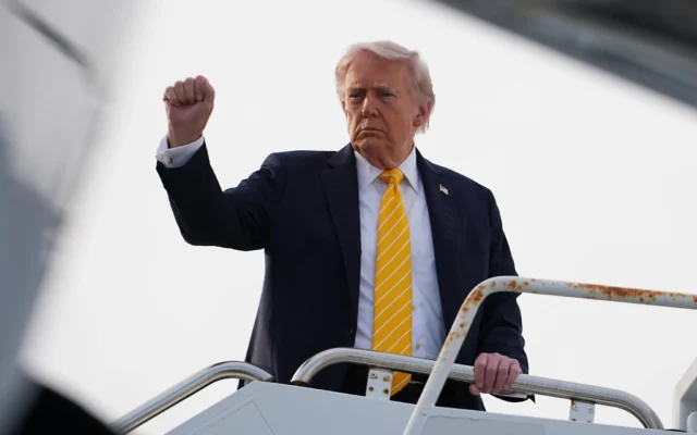 Le président américain Donald Trump monte à bord d'Air Force One à l'aéroport international de Palm Beach, à West Palm Beach, en Floride, le 2 mai 2026, en route pour Miami. (Crédit:  AP/Matt Rourke)