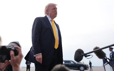 Le président américain Donald Trump s’adressant aux journalistes avant de monter à bord de l’Air Force One, en route vers Miami, à l’aéroport international de Palm Beach, à West Palm Beach, en Floride, le 2 mai 2026. (Crédit : Matt Rourke/AP)