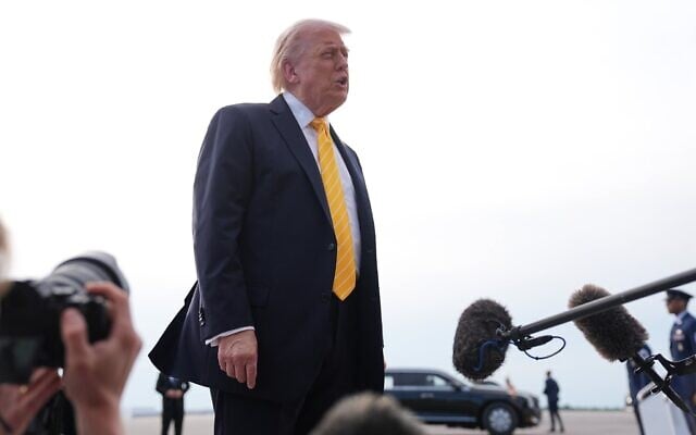 Le président américain Donald Trump s’adressant aux journalistes avant de monter à bord de l’Air Force One, en route vers Miami, à l’aéroport international de Palm Beach, à West Palm Beach, en Floride, le 2 mai 2026. (Crédit : Matt Rourke/AP)