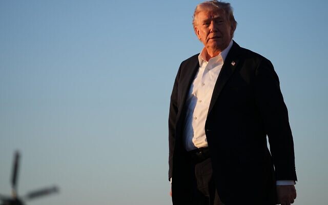Le président américain Donald Trump s'adressant aux journalistes à son arrivée à bord de l'Air Force One, à la base militaire d'Andrews, dans le Maryland, le 3 mai 2026. (Crédit : Matt Rourke/AP)