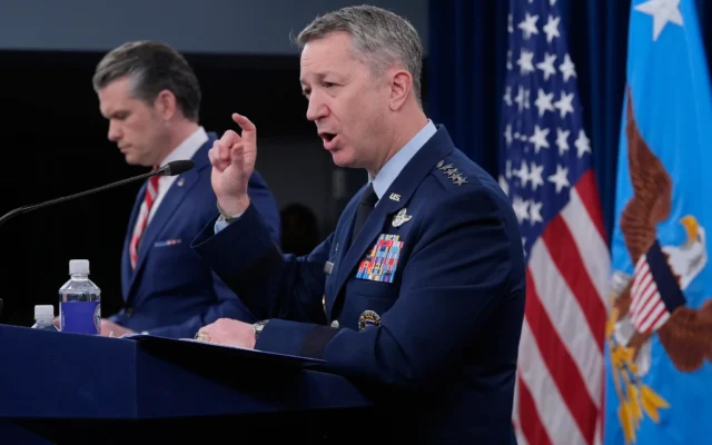 Le général Dan Caine, chef d'état-major interarmées, s'adresse aux médias lors d'une conférence de presse au Pentagone à Washington, le 5 mai 2026. (Crédit: AP/Manuel Balce Ceneta)