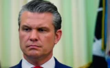 Le secrétaire américain à la Défense, Pete Hegseth, écoutant le président Donald Trump s'exprimer avant la signature d'un décret dans le Bureau ovale de la Maison Blanche, à Washington, le 5 mai 2026. (Crédit : Jacquelyn Martin/AP)