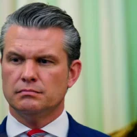 Le secrétaire américain à la Défense, Pete Hegseth, écoutant le président Donald Trump s'exprimer avant la signature d'un décret dans le Bureau ovale de la Maison Blanche, à Washington, le 5 mai 2026. (Crédit : Jacquelyn Martin/AP)