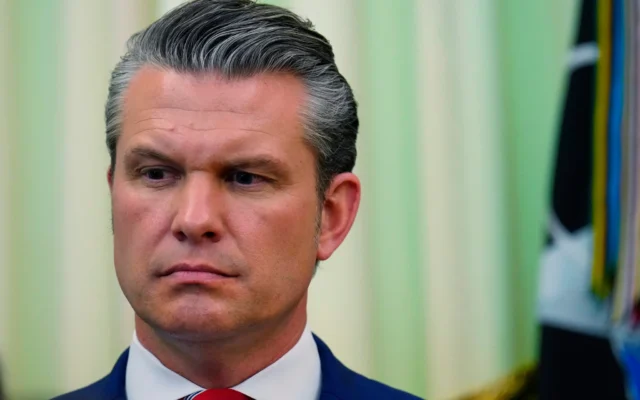 Le secrétaire américain à la Défense, Pete Hegseth, écoutant le président Donald Trump s'exprimer avant la signature d'un décret dans le Bureau ovale de la Maison Blanche, à Washington, le 5 mai 2026. (Crédit : Jacquelyn Martin/AP)