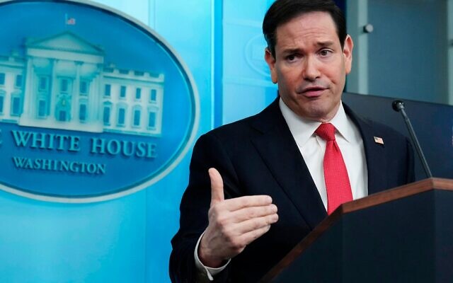 Le secrétaire d’État américain Marco Rubio s’adressant aux journalistes dans la salle de presse James Brady, à la Maison Blanche, le 5 mai 2026, à Washington. (Crédit : Jacquelyn Martin/AP)