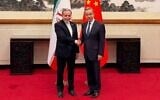 Le ministre chinois des Affaires étrangères Wang Yi (à droite) saluant son homologue iranien, Abbas Araghchi, à Pékin, en Chine, le 6 mai 2026. (Crédit :  Telegram du ministre iranien des Affaires étrangères via l'AP)