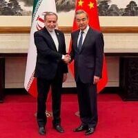 Le ministre chinois des Affaires étrangères Wang Yi (à droite) saluant son homologue iranien, Abbas Araghchi, à Pékin, en Chine, le 6 mai 2026. (Crédit :  Telegram du ministre iranien des Affaires étrangères via l'AP)