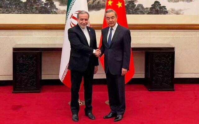 Le ministre chinois des Affaires étrangères Wang Yi (à droite) saluant son homologue iranien, Abbas Araghchi, à Pékin, en Chine, le 6 mai 2026. (Crédit :  Telegram du ministre iranien des Affaires étrangères via l'AP)