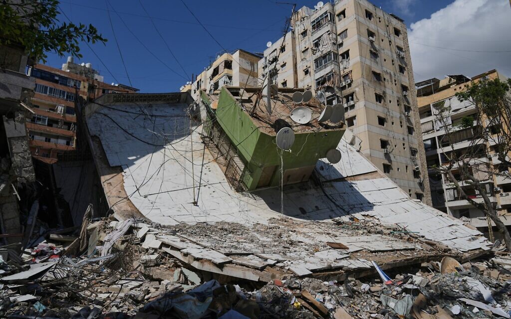 Un bâtiment détruit lors d'une récente frappe aérienne israélienne dans le quartier de la Dahiyeh, à la périphérie sud de Beyrouth, au Liban, le mercredi 6 mai 2026. (Crédit : AP/Bilal Hussein)