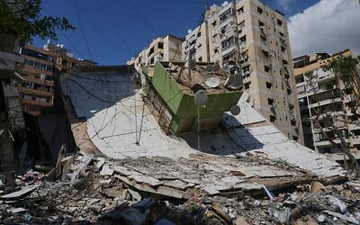 Un bâtiment détruit lors d'une récente frappe aérienne israélienne dans le quartier de la Dahiyeh, à la périphérie sud de Beyrouth, au Liban, le mercredi 6 mai 2026. (Crédit : AP/Bilal Hussein)