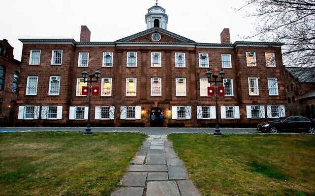 Les lumières brillent dans le bâtiment Old Queens de l'université Rutgers, le 4 avril 2013, à New Brunswick, dans le New Jersey. (Crédit : AP Photo/Mel Evans, archive)