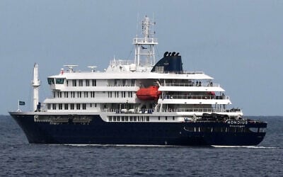 Le paquebot MV Hondius quitte le port de Praia, au Cap-Vert, le mercredi 6 mai 2026. (Crédit: AP Photo/Misper Apawu)
