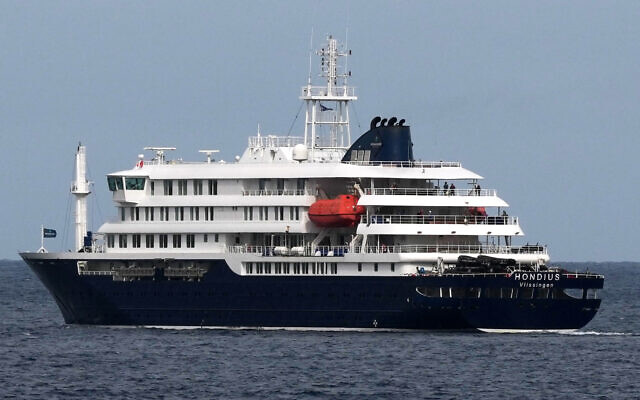 Le paquebot MV Hondius quitte le port de Praia, au Cap-Vert, le mercredi 6 mai 2026. (Crédit: AP Photo/Misper Apawu)