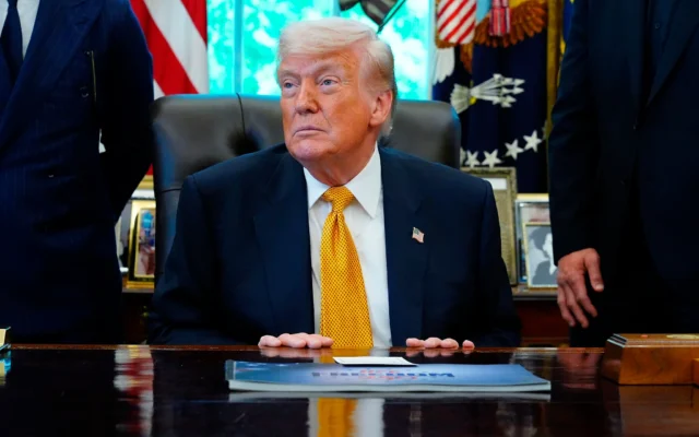 Le président américain Donald Trump rencontre des combattants de l’UFC dans le Bureau ovale de la Maison Blanche, à Washington, le  6 mai 2026. (Crédit: AP Photo/Jacquelyn Martin)