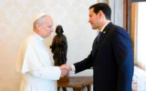Le pape Léon XIV, à gauche, accueille le secrétaire d'État américain Marco Rubio à son arrivée pour des entretiens dans la bibliothèque privée du pape au Vatican, le 7 mai 2026. (Crédit : Vatican Media via AP)