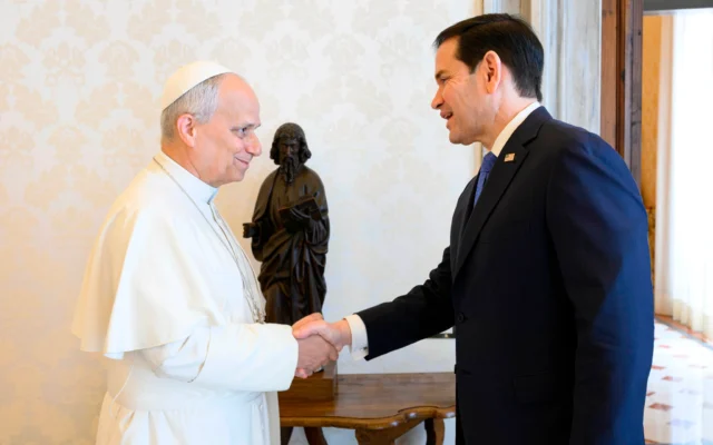 Le pape Léon XIV, à gauche, accueille le secrétaire d'État américain Marco Rubio à son arrivée pour des entretiens dans la bibliothèque privée du pape au Vatican, le 7 mai 2026. (Crédit : Vatican Media via AP)