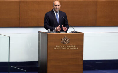 Le nouveau Premier ministre bulgare, Rumen Radev, s'exprime devant le Parlement à Sofia, le 8 mai 2026. (Crédit: AP/Valentina Petrova)