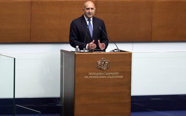 Le nouveau Premier ministre bulgare, Rumen Radev, s'exprime devant le Parlement à Sofia, le 8 mai 2026. (Crédit: AP/Valentina Petrova)