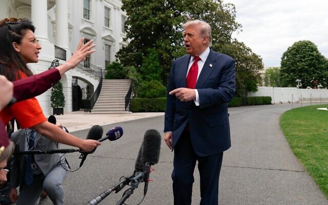 Le président américain Donald Trump s'adresse aux journalistes avant de monter à bord de Marine One sur la pelouse sud de la Maison Blanche, le vendredi 8 mai 2026, à Washington. (Crédit : AP Photo/Jose Luis Magana)