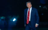 Le président américain Donald Trump, sur la pelouse sud à son arrivée à la Maison Blanche, à Washington, le 8 mai 2026. (Crédit : Jose Luis Magana/AP)