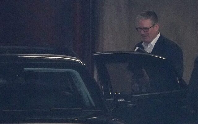 Le Premier ministre britannique Keir Starmer montant dans sa voiture après avoir prononcé un discours au Coin Street Neighborhood Center, à Waterloo, à Londres, le 11 mai 2026. (Crédit : Kin Cheung/AP)