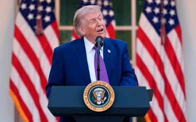 Le président américain Donald Trump s'exprime lors d'un dîner réunissant les membres de son administration et les dirigeants des forces de l'ordre, à l'occasion de la Semaine nationale de la police, dans la Roseraie de la Maison Blanche, à Washington, le 11 mai 2026. (Crédit: AP Photo/Julia Demaree Nikhinson) Le président américain Donald Trump s'exprime lors d'un dîner réunissant les membres de son administration et les dirigeants des forces de l'ordre, à l'occasion de la Semaine nationale de la police, dans la Roseraie de la Maison Blanche, à Washington, le 11 mai 2026. (Crédit: AP Photo/Julia Demaree Nikhinson)