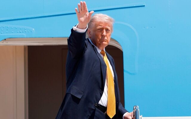 Le président américain Donald Trump saluant de la main depuis les marches de l'Air Force One alors qu'il monte à bord à son arrivée à la base militaire d'Andrews, dans le Maryland, avant de se rendre en Chine pour rencontrer le président Xi Jinping, le 12 mai 2026. (Crédit : Luis M. Alvarez/AP)