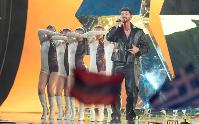 L'Israélien Noam Bettan interprétant la chanson « Michelle » lors de la première demi-finale du 70ᵉ Concours Eurovision de la chanson, à Vienne, en Autriche, le 12 mai 2026. (Crédit : Martin Meissner/AP) L'Israélien Noam Bettan interprétant la chanson « Michelle » lors de la première demi-finale du 70ᵉ Concours Eurovision de la chanson, à Vienne, en Autriche, le 12 mai 2026. (Crédit : Martin Meissner/AP)