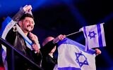 L'Israélien Noam Bettan célébrant sa qualification pour la grande finale, lors de la première demi-finale du 70ᵉ Concours Eurovision de la chanson, à Vienne, en Autriche, le 12 mai 2026. (Crédit : Martin Meissner/AP)