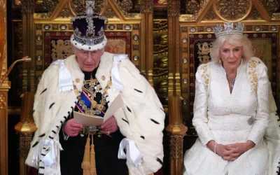 Le roi Charles III de Grande-Bretagne s’exprime aux côtés de la reine Camilla lors de l’ouverture officielle du Parlement au palais de Westminster à Londres, le 13 mai 2026. (Crédit : Kirsty Wigglesworth/AP)