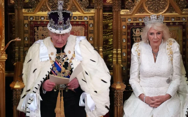 Le roi Charles III de Grande-Bretagne s’exprime aux côtés de la reine Camilla lors de l’ouverture officielle du Parlement au palais de Westminster à Londres, le 13 mai 2026. (Crédit : Kirsty Wigglesworth/AP)