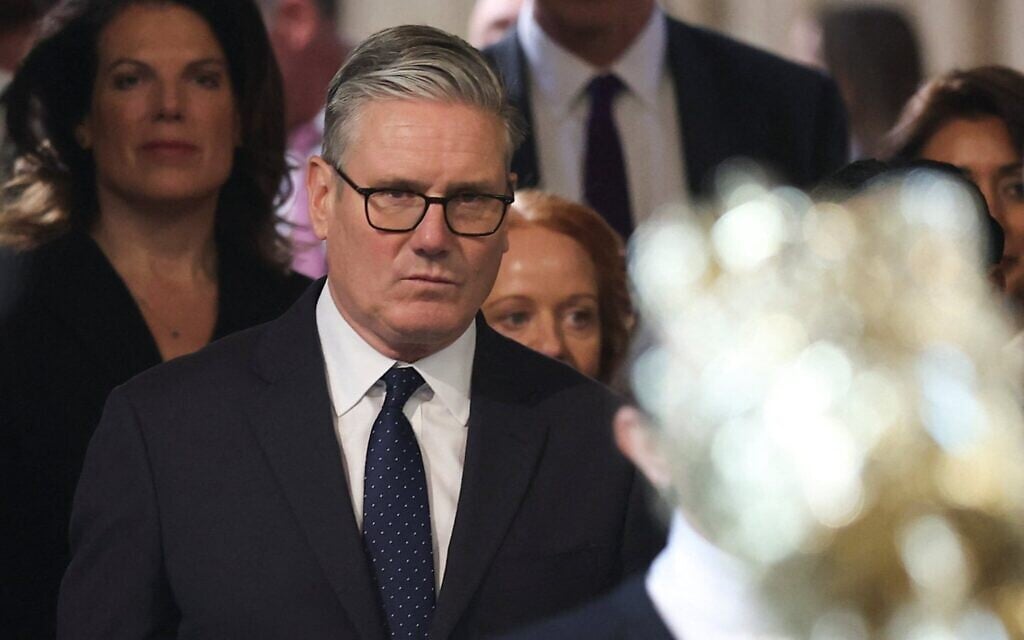 Le Premier ministre britannique Keir Starmer, au centre, traverse la Chambre des communes pour assister à l'ouverture officielle du Parlement au palais de Westminster, à Londres, le 13 mai 2026. (Crédit : Toby Melville/Pool Photo via AP)