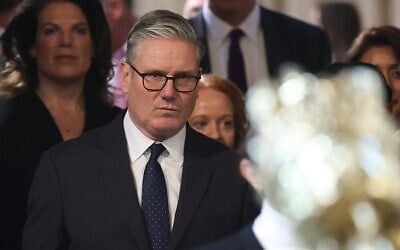 Le Premier ministre britannique Keir Starmer, au centre, traverse la Chambre des communes pour assister à l'ouverture officielle du Parlement au palais de Westminster, à Londres, le 13 mai 2026. (Crédit : Toby Melville/Pool Photo via AP) Le Premier ministre britannique Keir Starmer, au centre, traverse la Chambre des communes pour assister à l'ouverture officielle du Parlement au palais de Westminster, à Londres, le 13 mai 2026. (Crédit : Toby Melville/Pool Photo via AP)