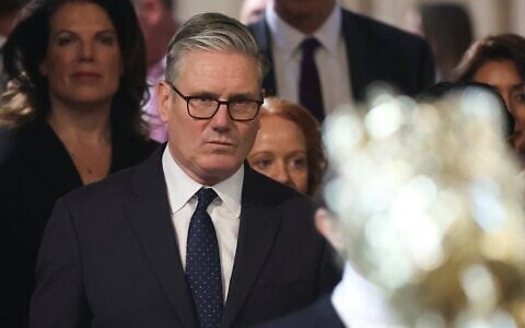 Le Premier ministre britannique Keir Starmer, au centre, traverse la Chambre des communes pour assister à l'ouverture officielle du Parlement au palais de Westminster, à Londres, le 13 mai 2026. (Crédit : Toby Melville/Pool Photo via AP)
