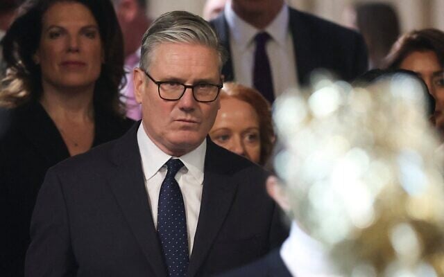 Le Premier ministre britannique Keir Starmer, au centre, traverse la Chambre des communes pour assister à l'ouverture officielle du Parlement au palais de Westminster, à Londres, le 13 mai 2026. (Crédit : Toby Melville/Pool Photo via AP)