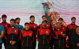 Les joueurs de l'équipe nationale iranienne de football se tiennent sur scène, salués par la foule, lors d'un rassemblement pro-gouvernemental organisé avant leur départ pour un stage d'entraînement et des matchs amicaux en Turquie, en vue de la Coupe du monde, sur la place de la Révolution islamique à Téhéran, en Iran, le 13 mai 2026. (Crédit : AP/Vahid Salemi)