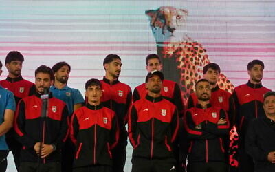 Les joueurs de l'équipe nationale iranienne de football se tiennent sur scène, salués par la foule, lors d'un rassemblement pro-gouvernemental organisé avant leur départ pour un stage d'entraînement et des matchs amicaux en Turquie, en vue de la Coupe du monde, sur la place de la Révolution islamique à Téhéran, en Iran, le 13 mai 2026. (Crédit : AP/Vahid Salemi)