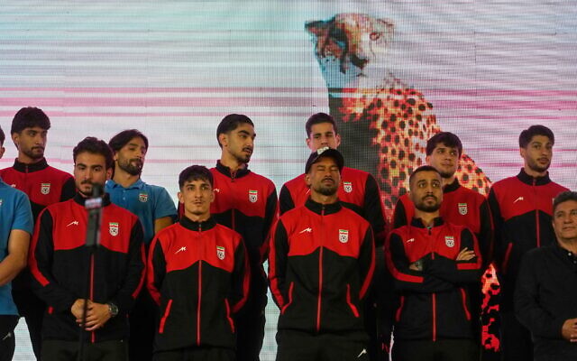 Les joueurs de l'équipe nationale iranienne de football se tiennent sur scène, salués par la foule, lors d'un rassemblement pro-gouvernemental organisé avant leur départ pour un stage d'entraînement et des matchs amicaux en Turquie, en vue de la Coupe du monde, sur la place de la Révolution islamique à Téhéran, en Iran, le 13 mai 2026. (Crédit : AP/Vahid Salemi)