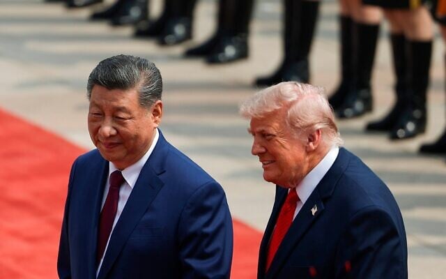 Le président américain Donald Trump (à droite) et le président chinois Xi Jinping assistant à une cérémonie de bienvenue au Grand Hall du Peuple, à Pékin, le 14 mai 2026. (Crédit : Maxim Shemetov/Pool Photo via AP)