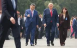 Le président américain Donald Trump, au centre, marche aux côtés du président chinois Xi Jinping, à gauche, au Temple du Ciel le 14 mai 2026, à Pékin. (Crédit : Mark Schiefelbein/AP)