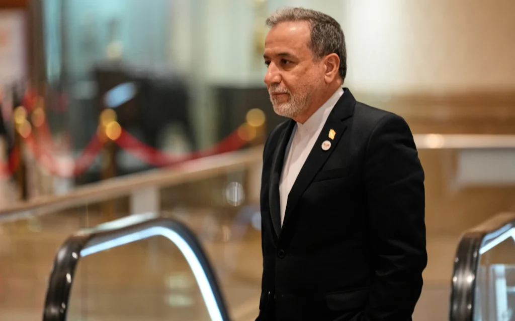 Le ministre iranien des Affaires étrangères, Abbas Araghchi, arrive pour une réunion dans le cadre du sommet des BRICS, qui se tient sur deux jours à New Delhi, en Inde, le 14 mai 2026. (Crédit: AP Photo/Manish Swarup)