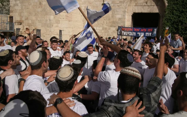 Des Israéliens célèbrent la prise de Jérusalem-Est par Israël lors de la guerre de 1967, lors de la marche annuelle de la Journée de Jérusalem, à la porte de Damas commémorant dans la Vieille Ville de Jérusalem, le jeudi 14 mai 2026. (Crédit : Leo Correa/AP) Des Israéliens célèbrent la prise de Jérusalem-Est par Israël lors de la guerre de 1967, lors de la marche annuelle de la Journée de Jérusalem, à la porte de Damas commémorant dans la Vieille Ville de Jérusalem, le jeudi 14 mai 2026. (Crédit : Leo Correa/AP)