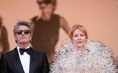 Pawel Pawlikowski, à gauche, et Sandra Hüller posent pour les photographes à leur arrivée à la première du film "Fatherland" lors du 79e Festival international du film de Cannes, dans le sud de la France, le jeudi 14 mai 2026. (Crédit: AP Photo/John Locher)