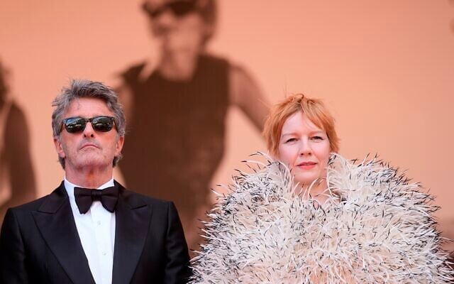 Pawel Pawlikowski, à gauche, et Sandra Hüller posent pour les photographes à leur arrivée à la première du film "Fatherland" lors du 79e Festival international du film de Cannes, dans le sud de la France, le jeudi 14 mai 2026. (Crédit: AP Photo/John Locher) Pawel Pawlikowski, à gauche, et Sandra Hüller posent pour les photographes à leur arrivée à la première du film "Fatherland" lors du 79e Festival international du film de Cannes, dans le sud de la France, le jeudi 14 mai 2026. (Crédit: AP Photo/John Locher)