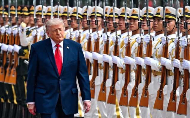 Le président Donald Trump passe les troupes en revue au Grand Hall du Peuple, à Pékin, le 14 mai 2026. (Crédit : Kenny Holston/The New York Times/AP)