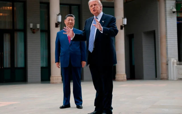 Le président américain Donald Trump, à droite, gesticule tandis qu'il s'exprime aux côtés du président chinois Xi Jinping lors d'une visite au jardin de Zhongnanhai à Pékin, en Chine, le 15 mai 2026. (Crédit: Evan Vucci/Pool Photo via AP)