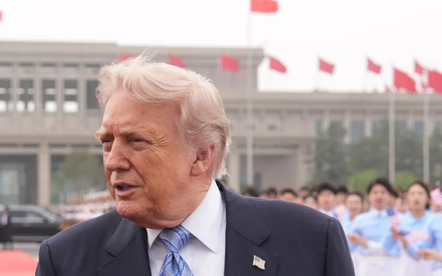 Le président américain Donald Trump se dirige vers Air Force One, le 15 mai 2026, à l'aéroport international de Pékin. (Crédit: AP Photo/Mark Schiefelbein)
