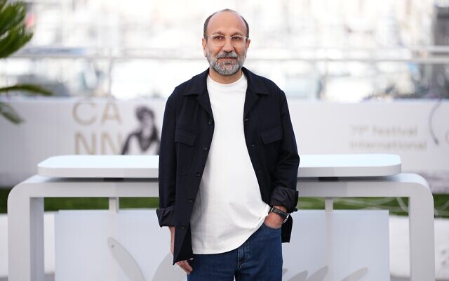 Le réalisateur Asghar Farhadi pose pour les photographes lors de la séance photo organisée pour le film "Parallel Tales" dans le cadre du 79e Festival international du film de Cannes, dans le sud de la France, le vendredi 15 mai 2026. (Crédit: Scott A Garfitt/Invision/AP)