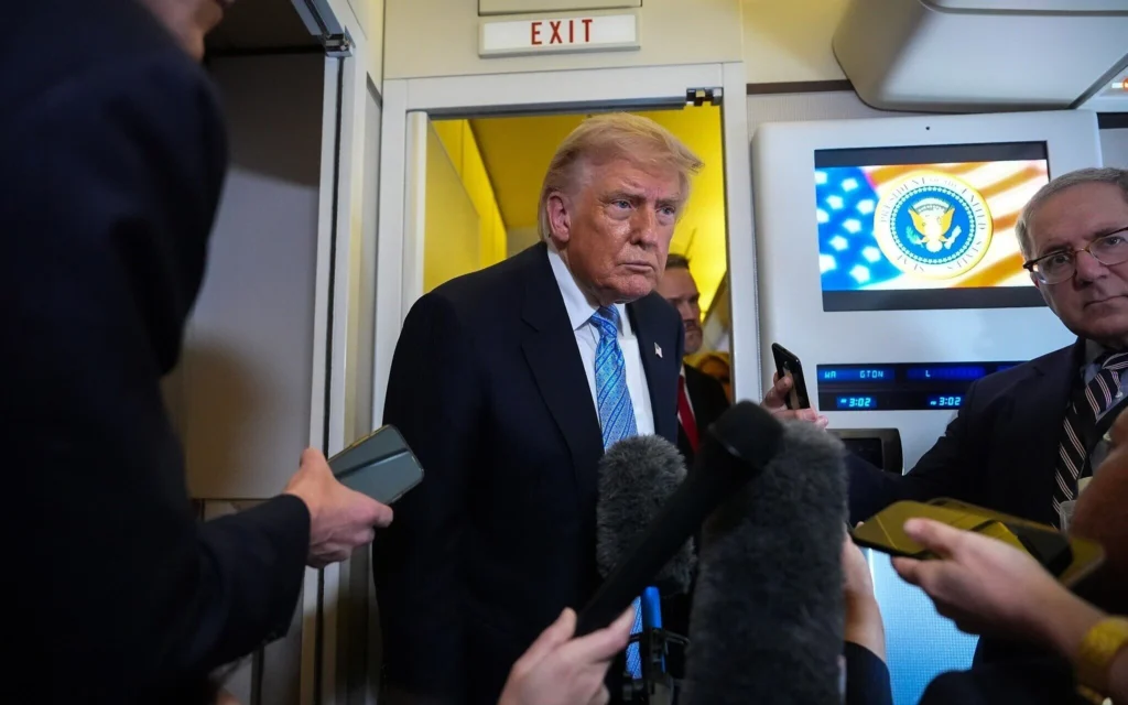 Le président américain Donald Trump s’adresse aux journalistes à bord d’Air Force One à son retour d’un voyage à Pékin, en Chine, le 15 mai 2026. (Crédit : Mark Schiefelbein/AP)